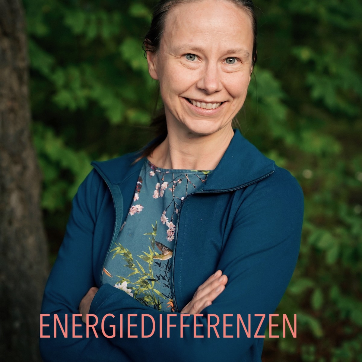 Titelbild des Podcasts - Portrait Eva Augsten mit Schriftzug Energiedifferenzen